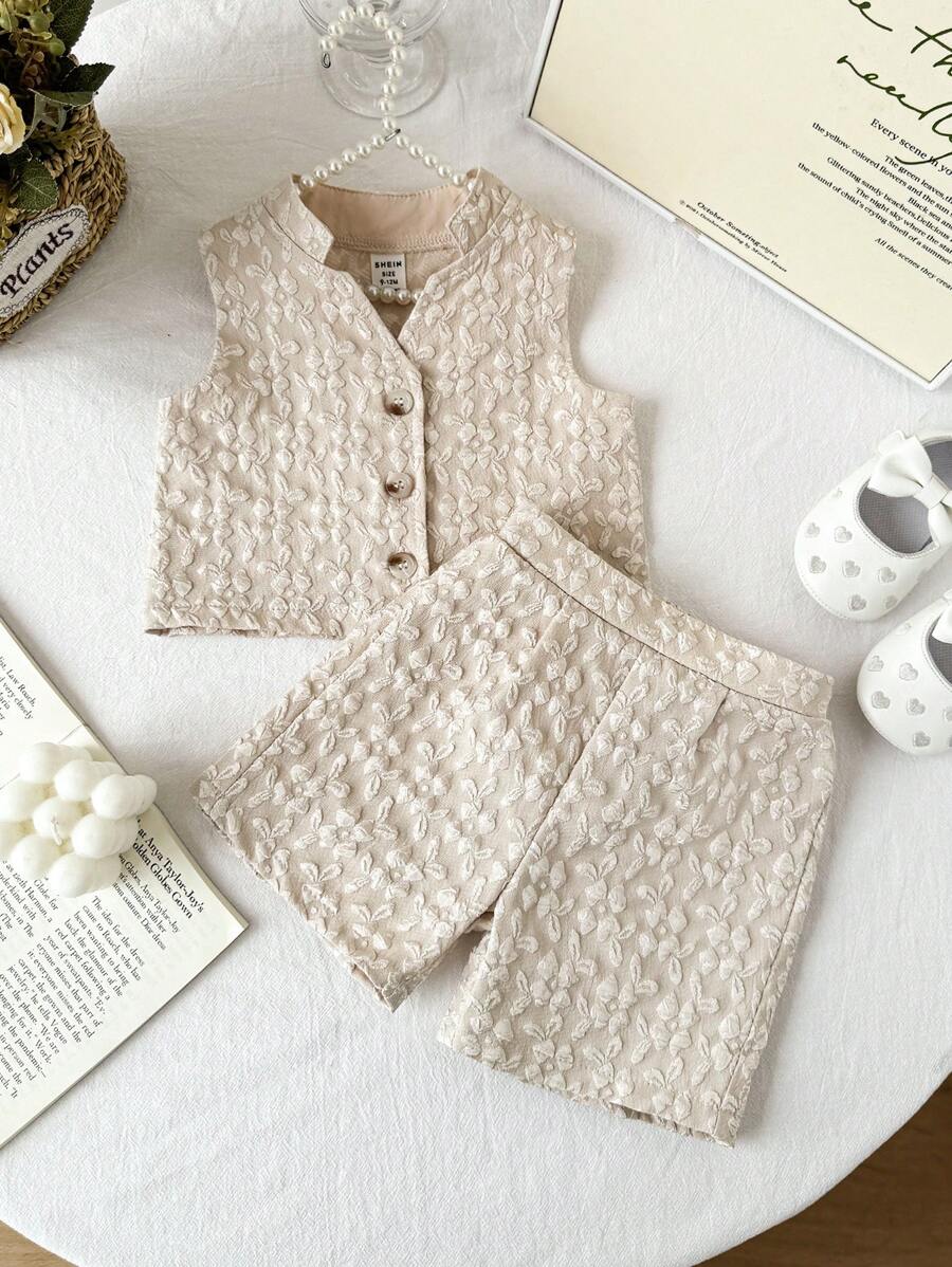 SHEIN 2件套女婴0-3岁优雅时尚3D立体花卉纹理面料立领无袖外套和短裤,2件套 - 卡其色 - 查看 1