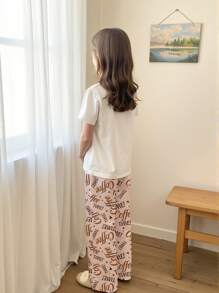 SHEIN Leap Crew Tween Girl 简约字母印花圆领短袖上衣和裤子睡衣套装，宽松阻燃面料毕业睡衣，2 件 - 紅白色 - 查看 3