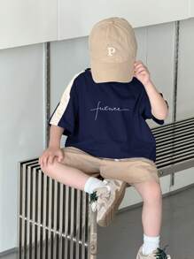 SHEIN 2 Stücke/Set Lässiger, vielseitiger Strickanzug für Jungen, Patchwork Farbblock Set aus Rundhalspullover mit kurzen Ärmeln und Shorts, geeignet für Frühling & Sommer Alltag, Sport, Ausflüge, Schule, Party, Urlaub, Fotoshooting - marineblau - Übersicht 6