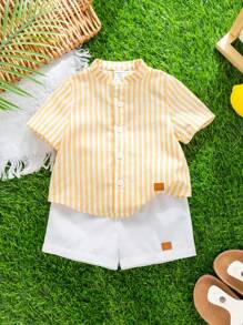 SHEIN Set de 2 piezas de camisa de manga corta a rayas amarillas con cuello y pantalones cortos blancos para niño pequeño, apropiado para interiores, exteriores, uso diario, deportes, juego, fiestas, sesiones de fotos, vacaciones y festivales