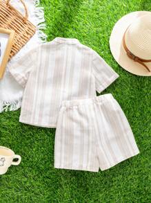 SHEIN Set da 2 pezzi per bambini/bambine, composto da camicia a maniche corte rigata con colletto e pantaloncini in vita elastica, adatto per uso al chiuso, all'aperto, quotidiano, sport, giochi, feste, servizi fotografici, vacanze e festival