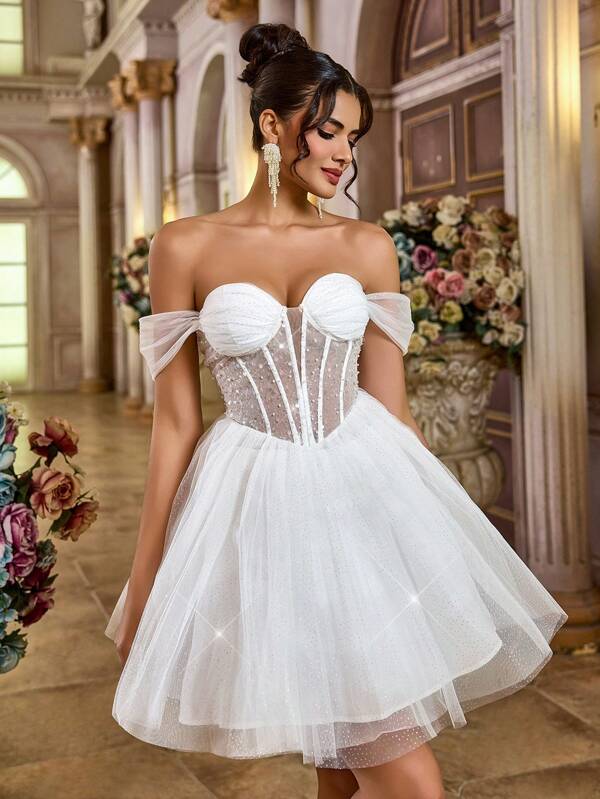 Lovelzi Wunderschönes, elegantes, nobles, würdevolles, jugendliches weißes Kleid aus paillettenverziertem Stoff mit Netzstickerei, Carmen-Ausschnitt, gefaltete Raffung, taillierter A-Linie-Silhouette, halbtransparent, geeignet für Junggesellinnenabschiede, Hochzeitsgäste, Abschlussfeiern, Urlaube, Abschlussbälle, Brautduschen (mit Stoffraffer getragen), kleines weißes Kleid, Braut