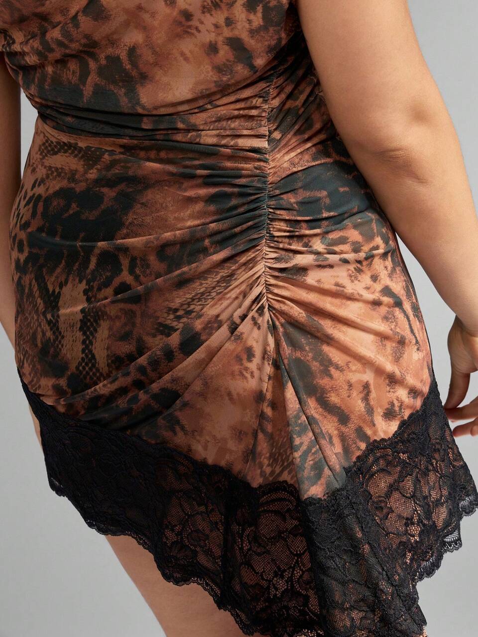 MISSGUIDED Abito mini monospalla con orlo in pizzo, abito da festa con stampa animale, abito da sera aderente con arricciatura laterale, taglie comode