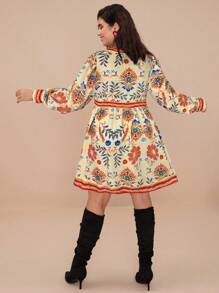 SHEIN VCAY Vestido Envelope com Amarração na Cintura e Estampa Floral em Plus Size, para Férias - Damasco - Visão 2