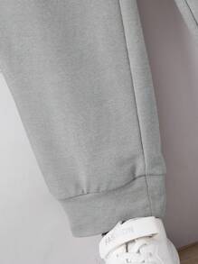 SHEIN 2件套儿童/青少年男童休闲百搭印花撞色罗纹圆领短袖T恤和运动裤套装 - 灰色 - 查看 4
