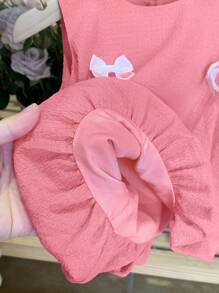 SHEIN LMoss Kids LMoss 2 Stücke Baby-Mädchen-Set: Einfarbiges, gewebtes, ärmelloses Oberteil und gewebte Shorts mit floralen Rüschen, süßes passendes Outfit, Sommer, dreidimensionale Schleife