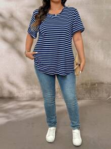 SHEIN LUNE Camiseta casual de manga curta com estampa listrada, gola redonda, para uso diário, outono, viagem e aeroporto, Plus Size - Azul Marinho - Visão 5