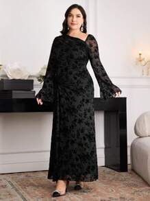 Modelyn 大码优雅花卉植绒网眼不对称领喇叭袖连衣裙