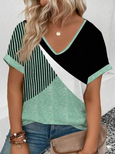 SHEIN Áo thun tay ngắn cổ chữ V in họa tiết rộng thời trang mới cho nữ ngoại cỡ