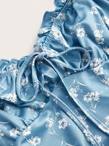 SHEIN VCAY Vestido ajustado con estampado floral de vacaciones, fruncido, volantes y detalle de nudo en el frente, volantes en el bajo, para primavera y verano - Neblina azul - Ver 3