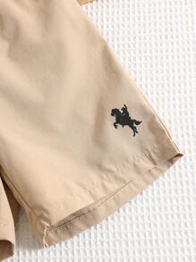 SHEIN 2 件套年轻男孩儿童学院风休闲日常舒适马标志装饰白领短袖衬衫和短裤套装，适合旅行、上学、日常聚会、春夏 - 卡其色 - 查看 6