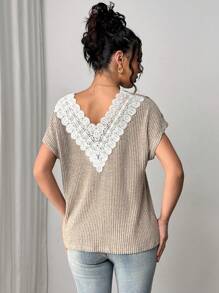 Chiquease Camiseta holgada casual de mujer con botones, espalda hueca y encaje floral - Caqui - Ver 2