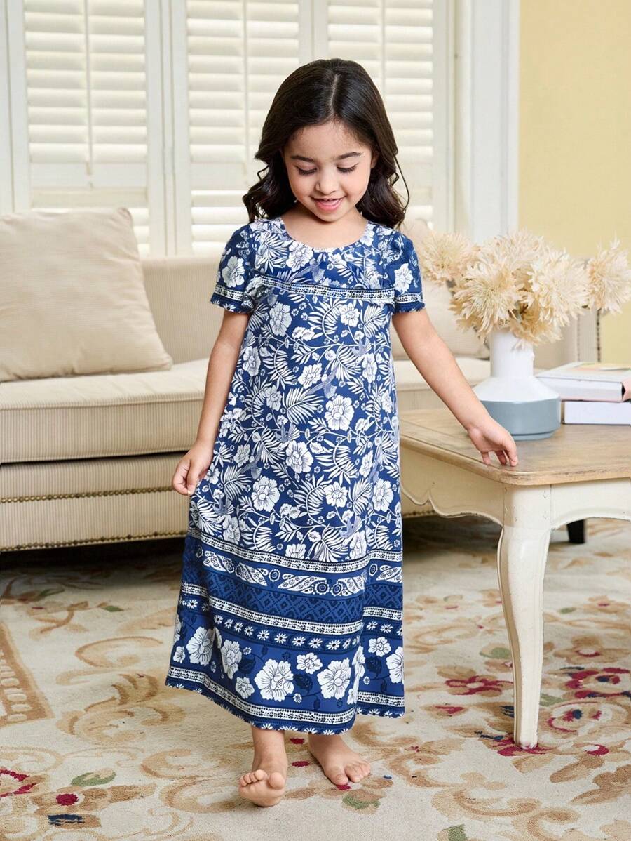 SHEIN Dozemod Kleine Mädchen Blume Muster Rundhals Kurzarm Lässig bequemes Gewebe Nachthemd, Hauskleidung & Urlaubs-Kurzarm Kleid mit Blume Muster, Geschwister/Zusammenpassende Outfits (2 Einzelteile separat erhältlich) - Blau-Weiß - Übersicht 1