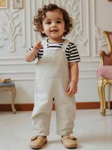 SHEIN Playful Pals Bộ 2 món áo thun ngắn tay kẻ sọc và quần yếm cho bé trai, thích hợp cho các hoạt động mùa hè. Quần yếm giúp bé trông đáng yêu hơn, bộ quần áo trẻ em giản dị và đa năng. - Nhiều màu - Xem 3