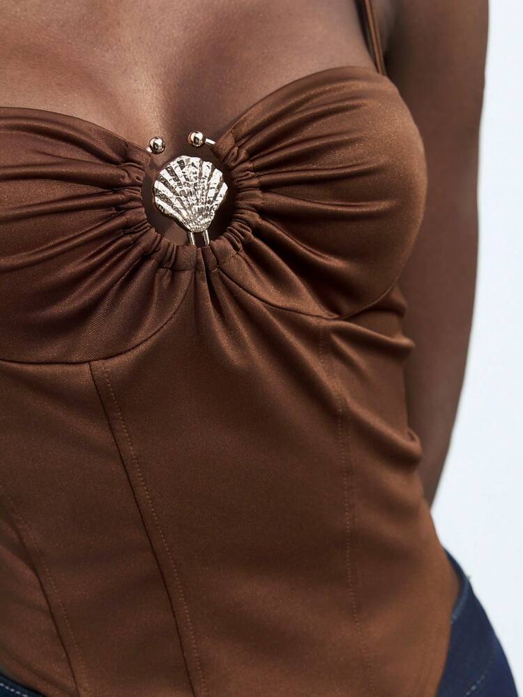 SHEIN Maija 2025年夏新作 多目的 ファッショナブル なシックなメタルバックル調整可能なストラップ アシンメトリーヘム カジュアルドレス、ミュージックフェス、ビーチバケーション、デイリーカジュアル、ロマンチックアーバンリゾート、結婚式の来賓、卒業式に適しています