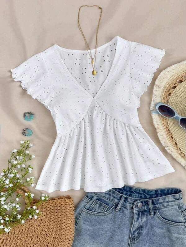 SHEIN Camiseta corta de manga de tapeta y escote en V para adolescentes, blanca básica, conjunto de verano, esencial para la temporada de bodas, Cottagecore, adecuada para el verano, para usar en cualquier momento, estilo bohemio, shorts bohemios para el verano, atuendos de playa y vacaciones, ropa de verano para vacaciones