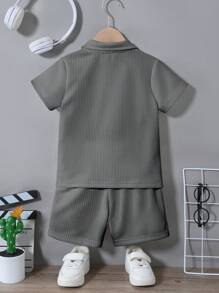 SHEIN 2 件装年轻男孩休闲罗纹针织半拉链上衣和短裤套装，百搭，适合夏季、户外、各种场合，简约舒适 - 淺灰色 - 查看 2