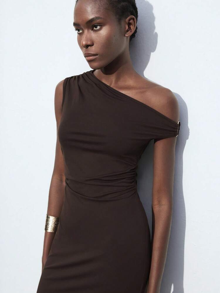 SHEIN Maija Nouvelle arrivée de l'été 2025 Robe polyvalente pour diverses occasions telles que Pâques/Jour de l'Indépendance avec épaule asymétrique chic, boucle anneau métallique, fente latérale. Convient pour les festivals de musique, les vacances à la plage, le quotidien, les réunions formelles/décontractées, les mariages, les remises de diplômes