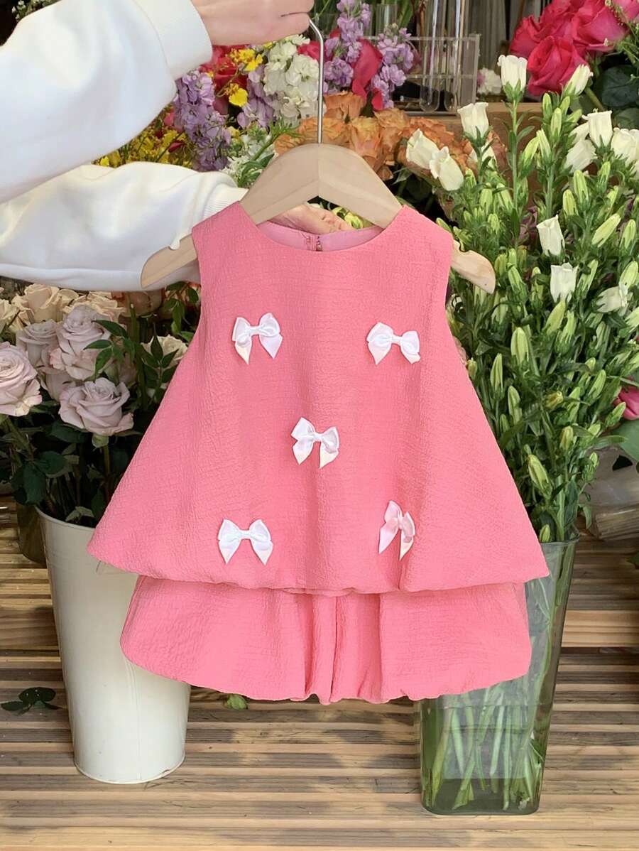 SHEIN LMoss Kids LMoss 2 Stücke Baby-Mädchen-Set: Einfarbiges, gewebtes, ärmelloses Oberteil und gewebte Shorts mit floralen Rüschen, süßes passendes Outfit, Sommer, dreidimensionale Schleife