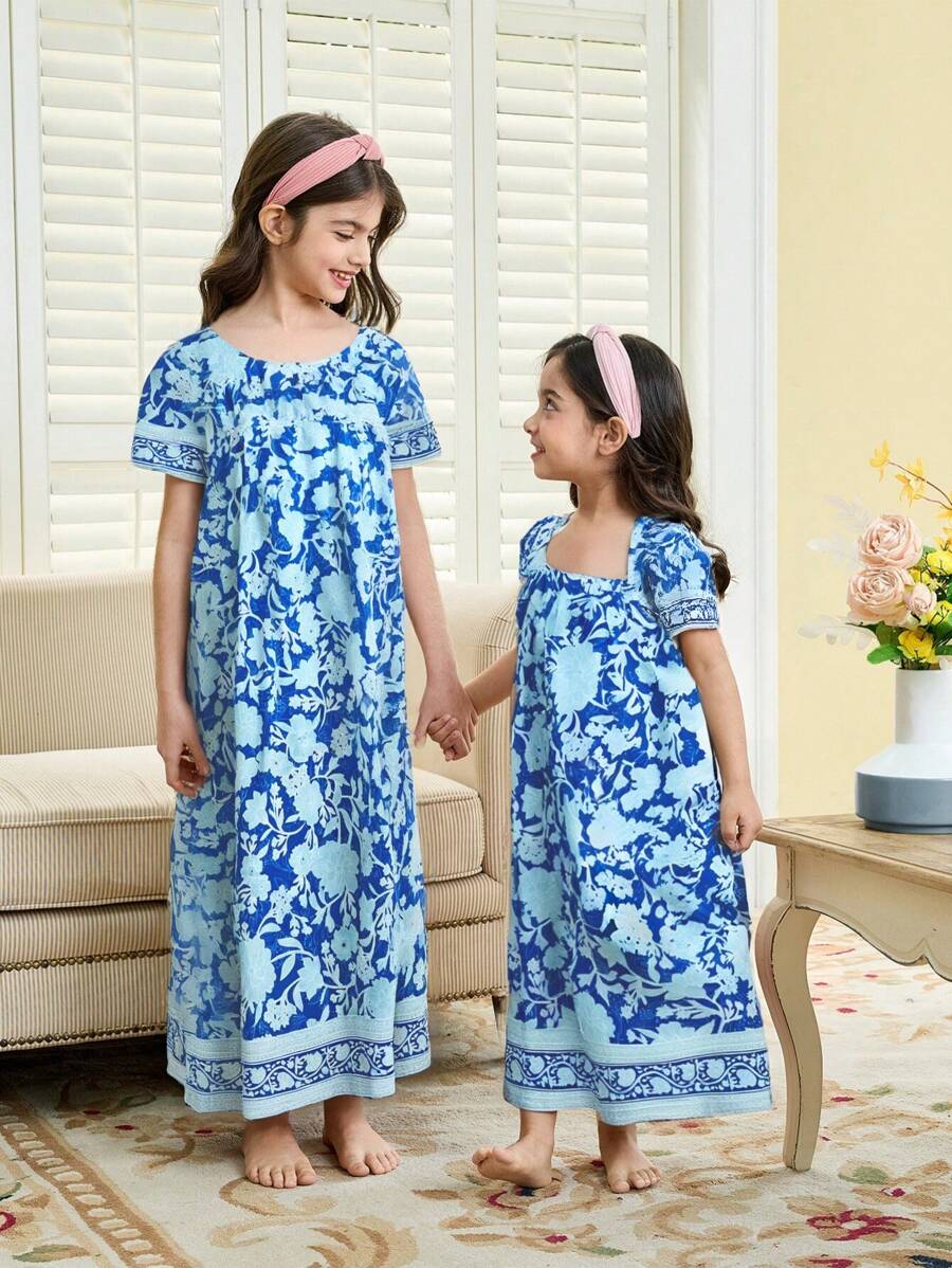 SHEIN Dozemod 年轻女孩年轻女孩花卉图案圆领短袖休闲舒适编织睡袍,家庭度假休闲短袖花卉印花连衣裙,兄弟姐妹装搭配服装(2 件单独出售) - 藍色 - 查看 1