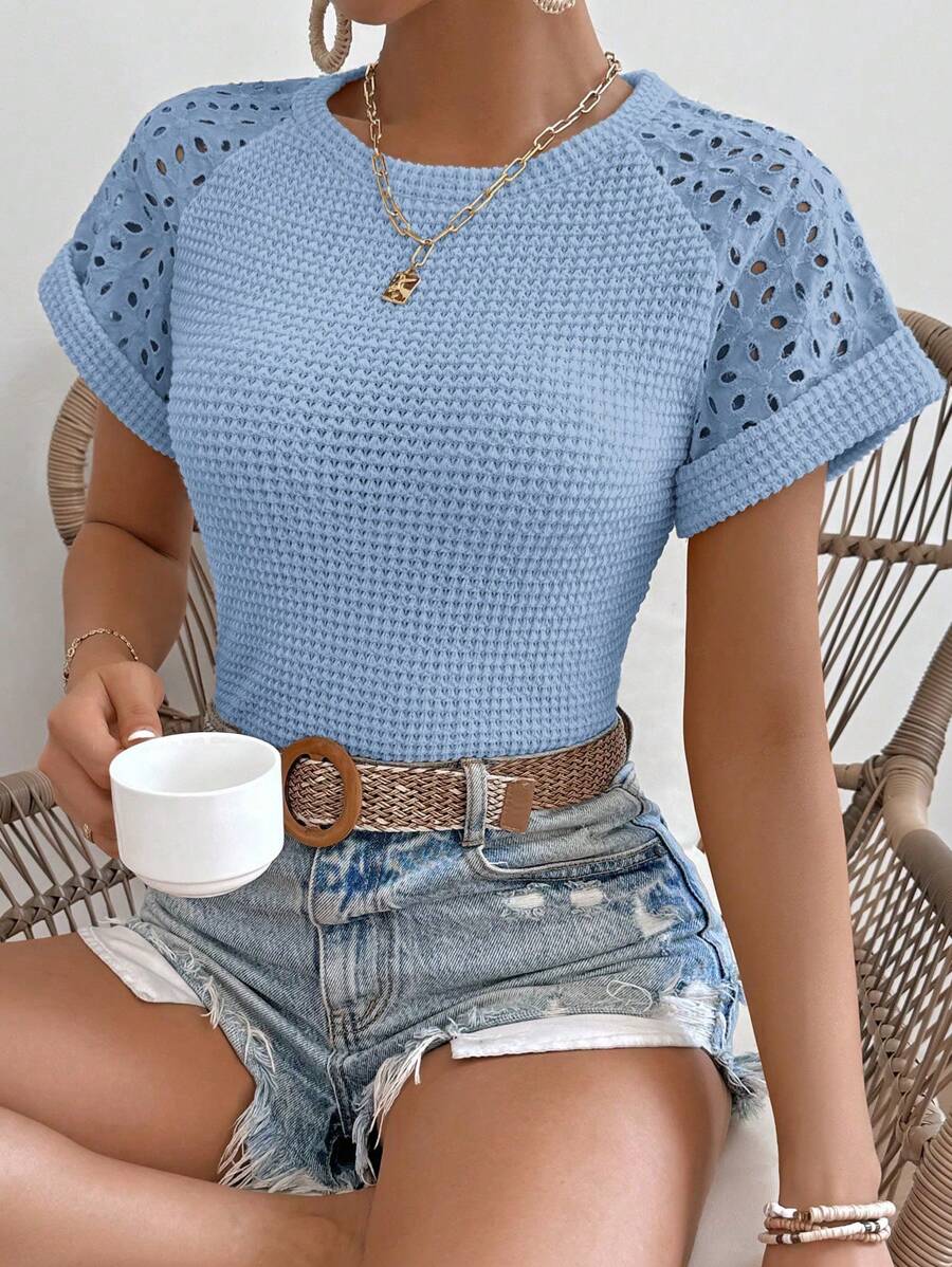 SHEIN LUNE Camiseta casual de manga corta tipo raglan con bordado quemado para mujeres de vacaciones - Azul - Ver 1