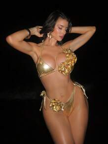 Swim SXY 女士海滩夏季服装，纯色时尚金属质感面料吊带领，3D 花卉高端款式侧系带泳裤 2 件比基尼套装 - 金色 - 查看 1