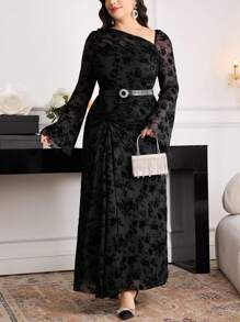 Modelyn 大码优雅花卉植绒网眼不对称领喇叭袖连衣裙