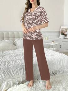 Set de 2 piezas de pijama con estampado geométrico, cuello en V, mangas cortas y pantalones largos de un solo color