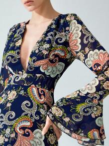 Aveloria Modichic 复古花卉图腾深 V 领高腰修身性感飘逸喇叭袖女式连衣裙 - 彩色 - 查看 3