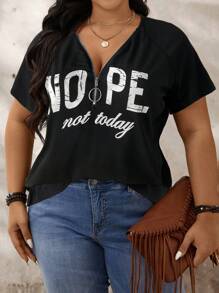 SHEIN LUNE 加大码灰色 V 领短袖字母印花半拉链 T 恤乡村音乐会狂欢上衣狂欢节夏季女士夏季图案 T 恤度假女士海滩女士狂欢节母亲节 - 黑色 - 查看 4