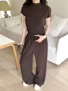 SHEIN 少女春夏纯色咖啡色立体压纹字母图案针织圆领休闲宽松短袖T恤上衣搭配休闲宽松长裤套装，适合上学、日常、各种场合，是返校季和校园穿搭的理想之选。 - 咖啡棕 - 查看 6