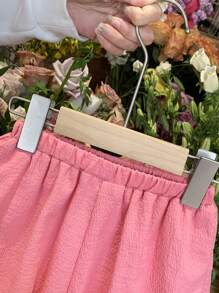 SHEIN LMoss Kids LMoss 2 Stücke Baby-Mädchen-Set: Einfarbiges, gewebtes, ärmelloses Oberteil und gewebte Shorts mit floralen Rüschen, süßes passendes Outfit, Sommer, dreidimensionale Schleife