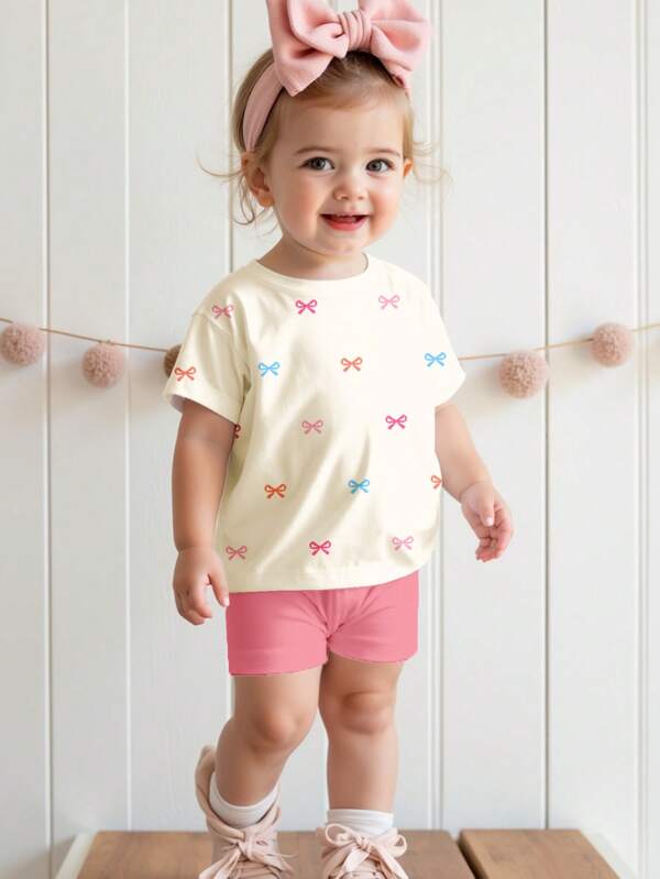 SHEIN Conjunto de camiseta de manga corta de cuello redondo y pantalones cortos elásticos, diseño de lazos coloridos y adorables, apropiado para niña bebé en primavera/verano