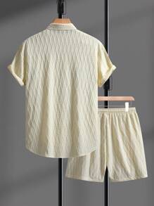 Manfinity Homme Bộ 2 món áo sơ mi tay ngắn họa tiết trơn màu đơn sắc dành cho nam và quần short, trang phục mùa hè dành cho nam, trang phục ấm áp - Màu vàng - Xem 2