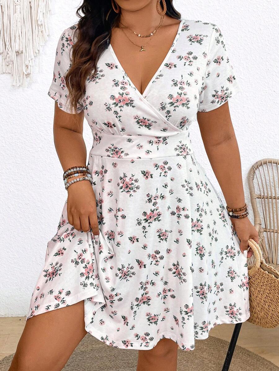SHEIN Frenchy 大码 V 领花卉假日风格短袖夏威夷连衣裙