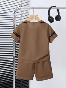 SHEIN 2件套男童夏季休闲拼色条纹T恤和短裤套装 - 卡其色 - 查看 3