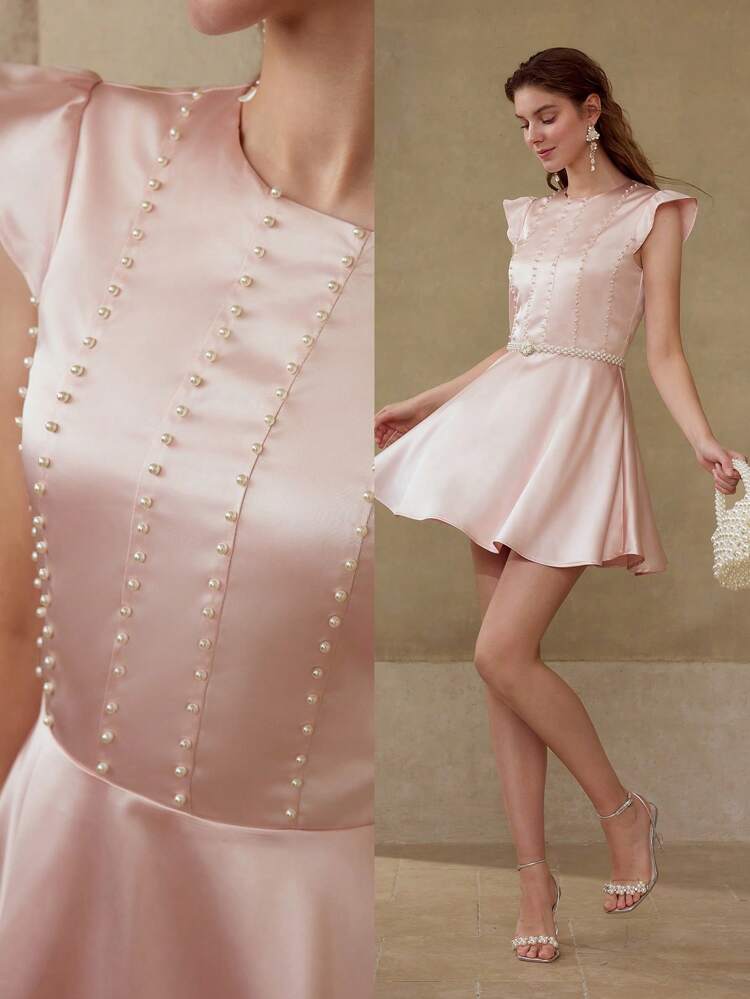 VESTIDO COM MANGA CURTA E CONTAS DE PÉROLAS FALSAS