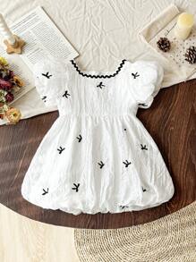 فستان فتيات صغيرات مطبوع برسوم الفراشات بأكمام منتفخة مطبوع بالكامل، مناسب للبنات الصغار للارتداء في جميع المناسبات الصيفية ، نسيج أبيض مع نمط أسود وحاشية دانتيل تجعل الطفلة تبدو أكثر فخامة وجذابة وعذبة - لون مشمشي - مشاهدة 3