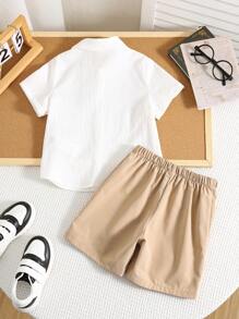 SHEIN 2 件套年轻男孩儿童学院风休闲日常舒适马标志装饰白领短袖衬衫和短裤套装，适合旅行、上学、日常聚会、春夏 - 卡其色 - 查看 2