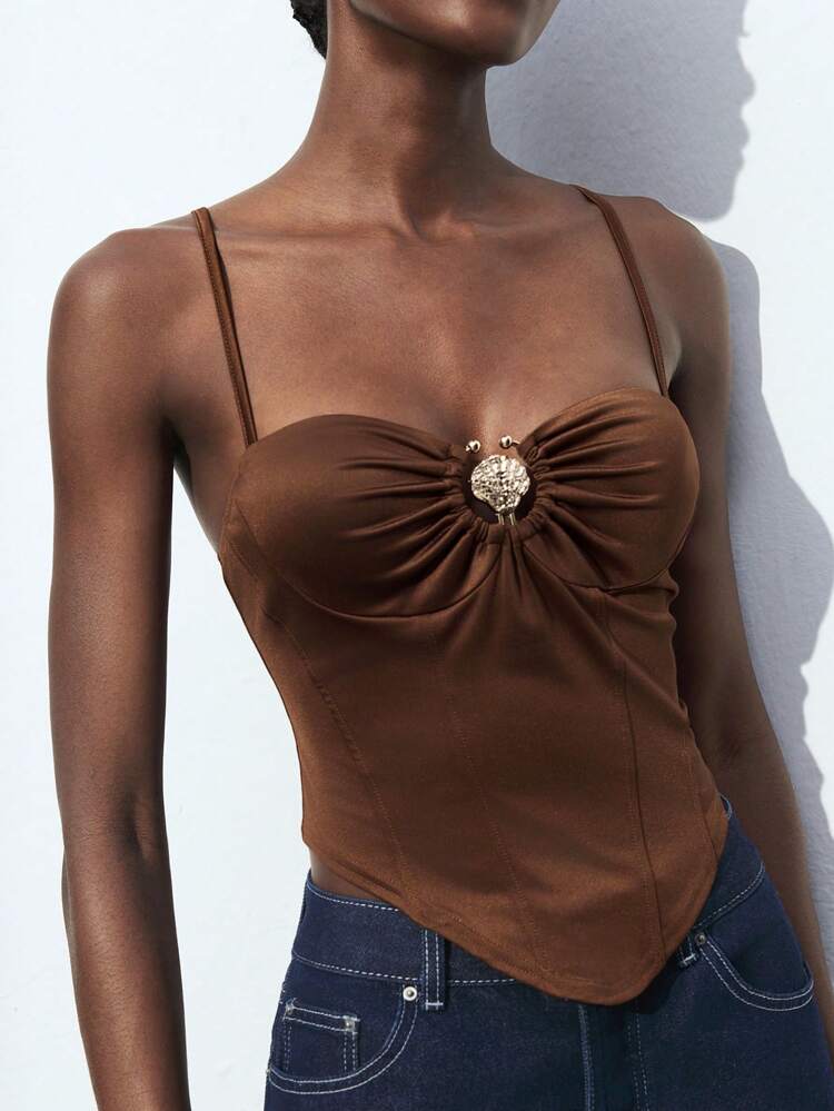 SHEIN Maija 2025年夏新作 多目的 ファッショナブル なシックなメタルバックル調整可能なストラップ アシンメトリーヘム カジュアルドレス、ミュージックフェス、ビーチバケーション、デイリーカジュアル、ロマンチックアーバンリゾート、結婚式の来賓、卒業式に適しています