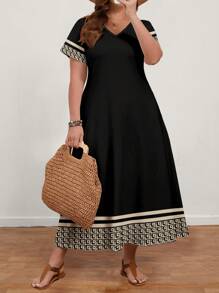 EMERY ROSE 几何印花大码女式休闲简约 V 领短袖连衣裙，适合夏季 - 黑色 - 查看 4