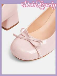 Dola Lovely 圆头蝴蝶装饰高跟鞋，时尚女士粗跟高跟鞋
