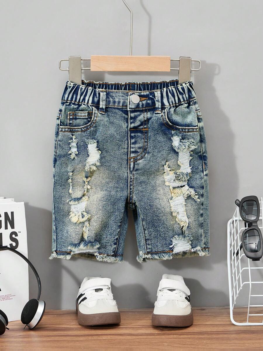 SHEIN Streecool Kids 仿旧沙洗泼墨破洞牛仔短裤，搭配小男孩印花，街头时尚