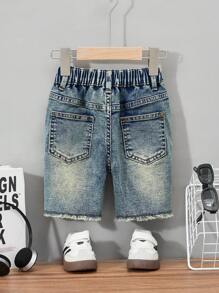 SHEIN Streecool Kids 仿旧沙洗泼墨破洞牛仔短裤，搭配小男孩印花，街头时尚