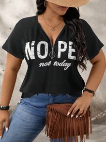 SHEIN LUNE 加大码灰色 V 领短袖字母印花半拉链 T 恤乡村音乐会狂欢上衣狂欢节夏季女士夏季图案 T 恤度假女士海滩女士狂欢节母亲节 - 黑色 - 查看 3