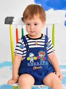 Nick 90s X SHEIN Set da 2 pezzi per bebè maschio: Maglietta a maniche corte con stampa a righe nere e lettere colorate, pantaloni salopette effetto jeans blu