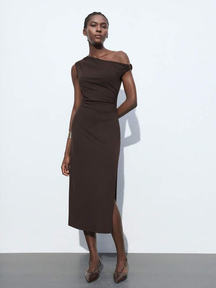 SHEIN Maija Nouvelle arrivée de l'été 2025 Robe polyvalente pour diverses occasions telles que Pâques/Jour de l'Indépendance avec épaule asymétrique chic, boucle anneau métallique, fente latérale. Convient pour les festivals de musique, les vacances à la plage, le quotidien, les réunions formelles/décontractées, les mariages, les remises de diplômes