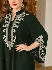 Al Najma Vestido Evasê de Mangas Sino com Decoração Bordada, Estilo Muçulmano Modesto, para Mulheres Plus Size - Verde Militar - Visão 1