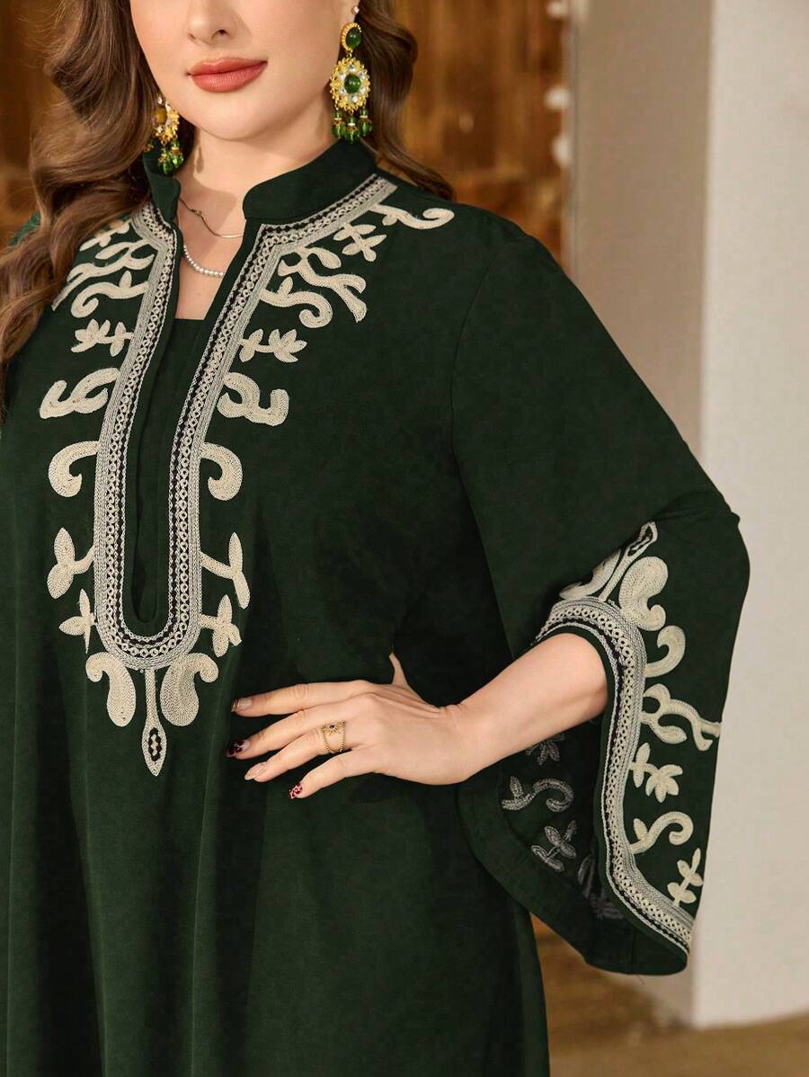 Al Najma Vestido Evasê de Mangas Sino com Decoração Bordada, Estilo Muçulmano Modesto, para Mulheres Plus Size - Verde Militar - Visão 1