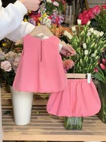 SHEIN LMoss Kids LMoss 2 Stücke Baby-Mädchen-Set: Einfarbiges, gewebtes, ärmelloses Oberteil und gewebte Shorts mit floralen Rüschen, süßes passendes Outfit, Sommer, dreidimensionale Schleife
